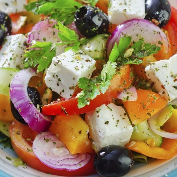 grecka-salatka-z-nasionami-konopi